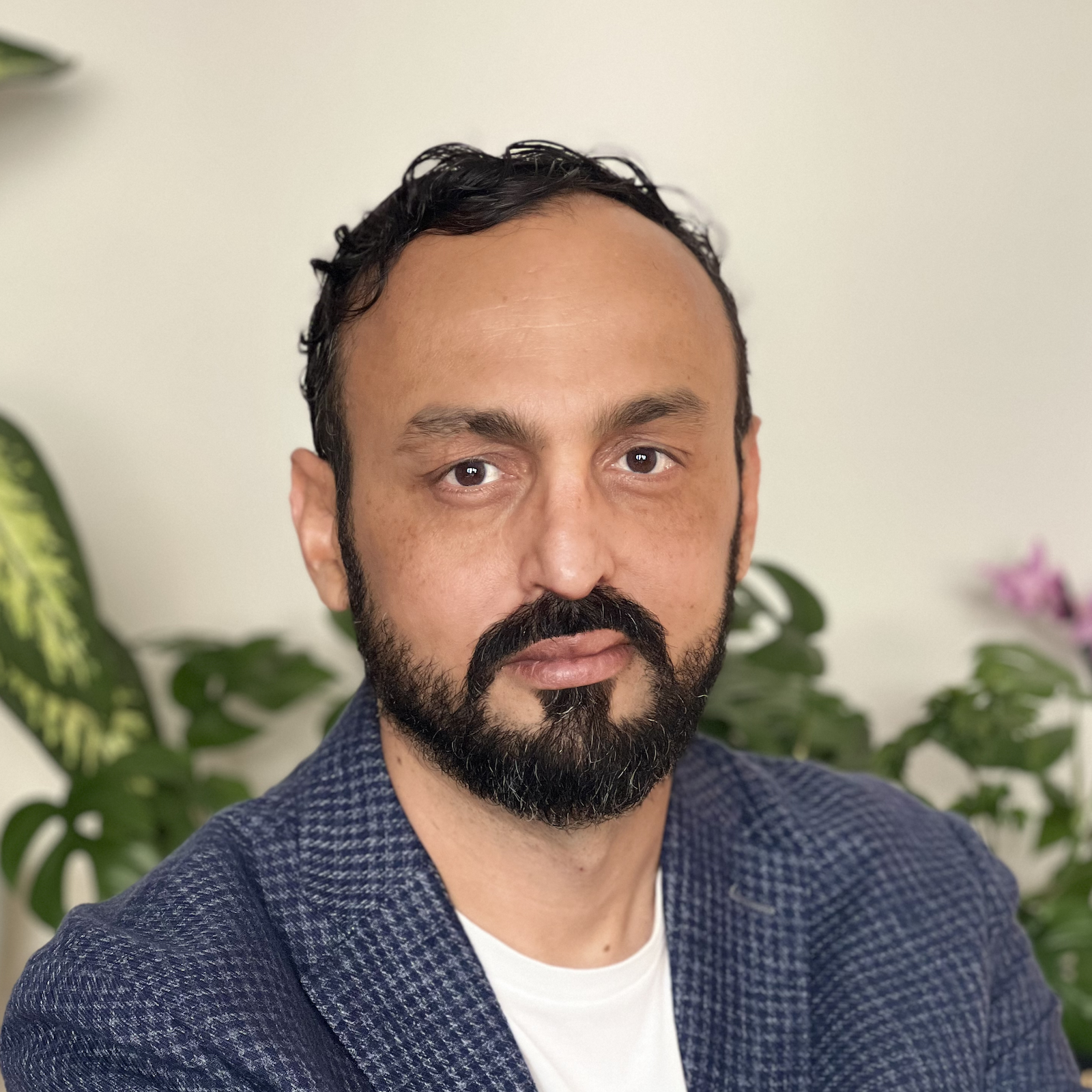 Foto de Daniel Souza - um homem pardo, de barba média, usando óculos.
